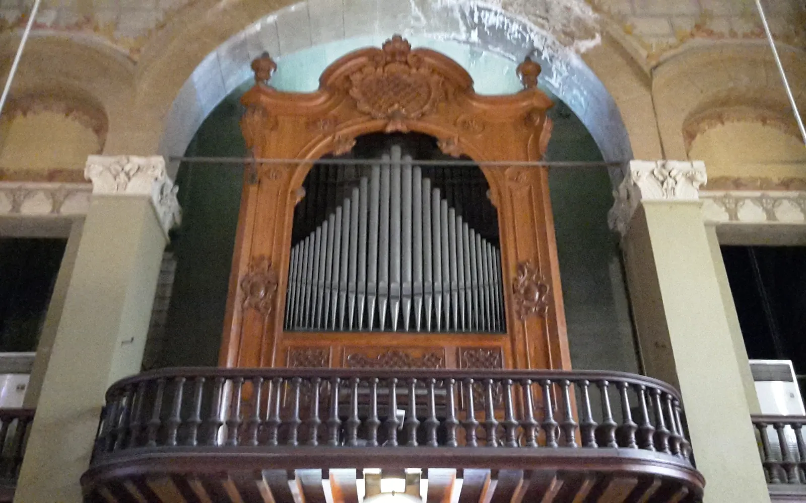 La tribune d’un orgue vue depuis la nef, avec sa balustrade