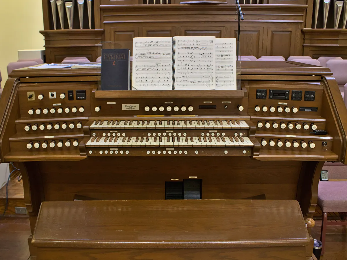 Le pupitre d’une console d’orgue, une partition ouverte