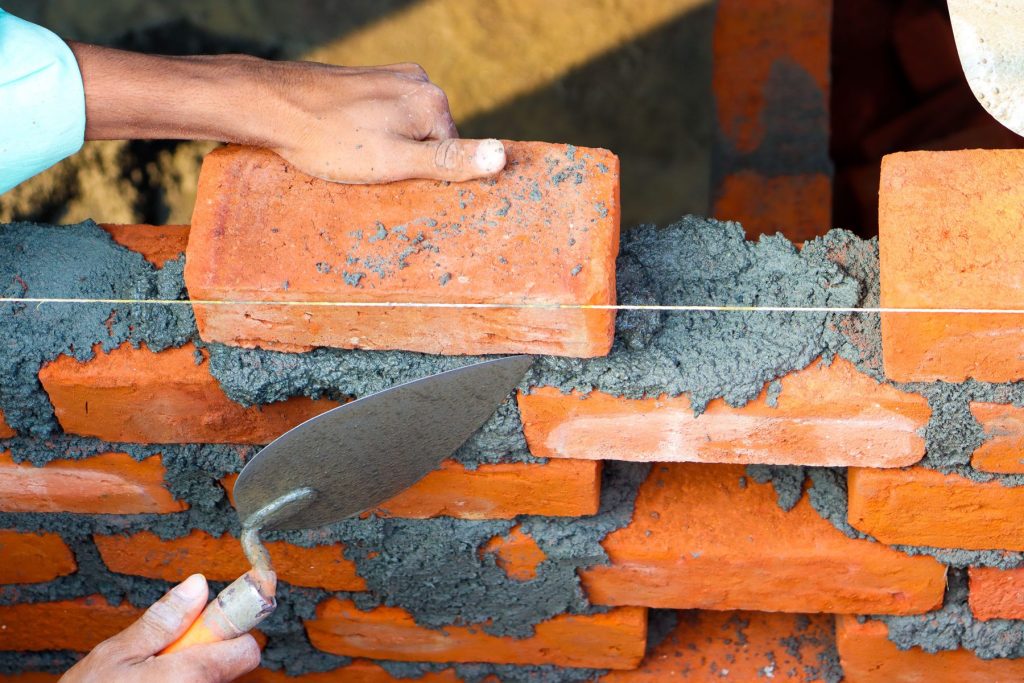 Trouver le bon maçon Besançon : conseils pratiques pour réussir vos travaux