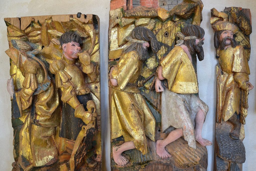 Comment se déroule la restauration des sculptures et retables