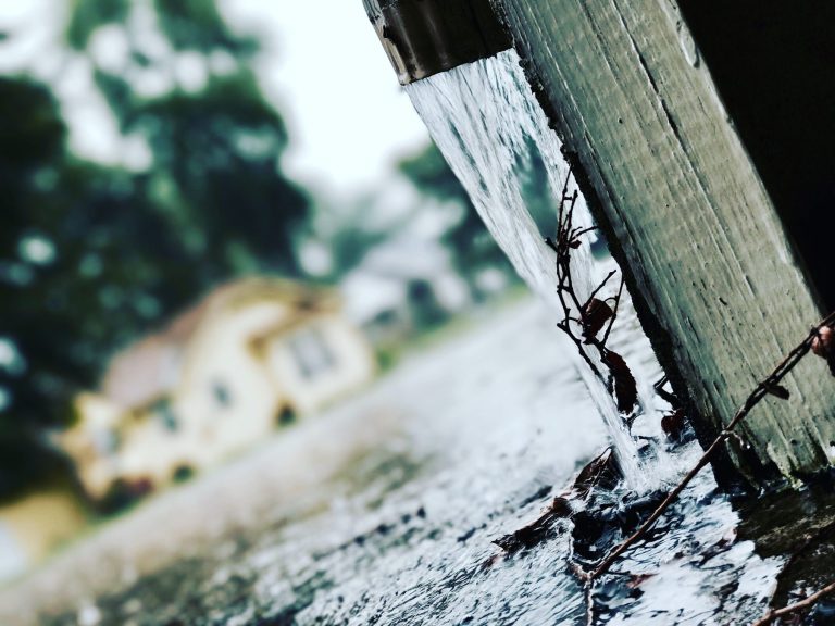 Récupérateur d'eau de pluie : installation légale et technique